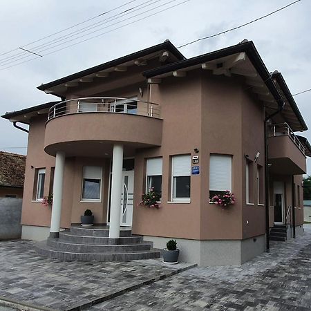 Apartman Bozur **** Satnica Dakovacka Εξωτερικό φωτογραφία