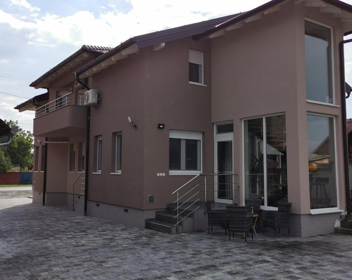 Apartman Bozur **** Satnica Dakovacka Εξωτερικό φωτογραφία