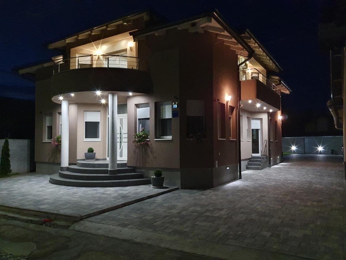 Apartman Bozur **** Satnica Dakovacka Εξωτερικό φωτογραφία